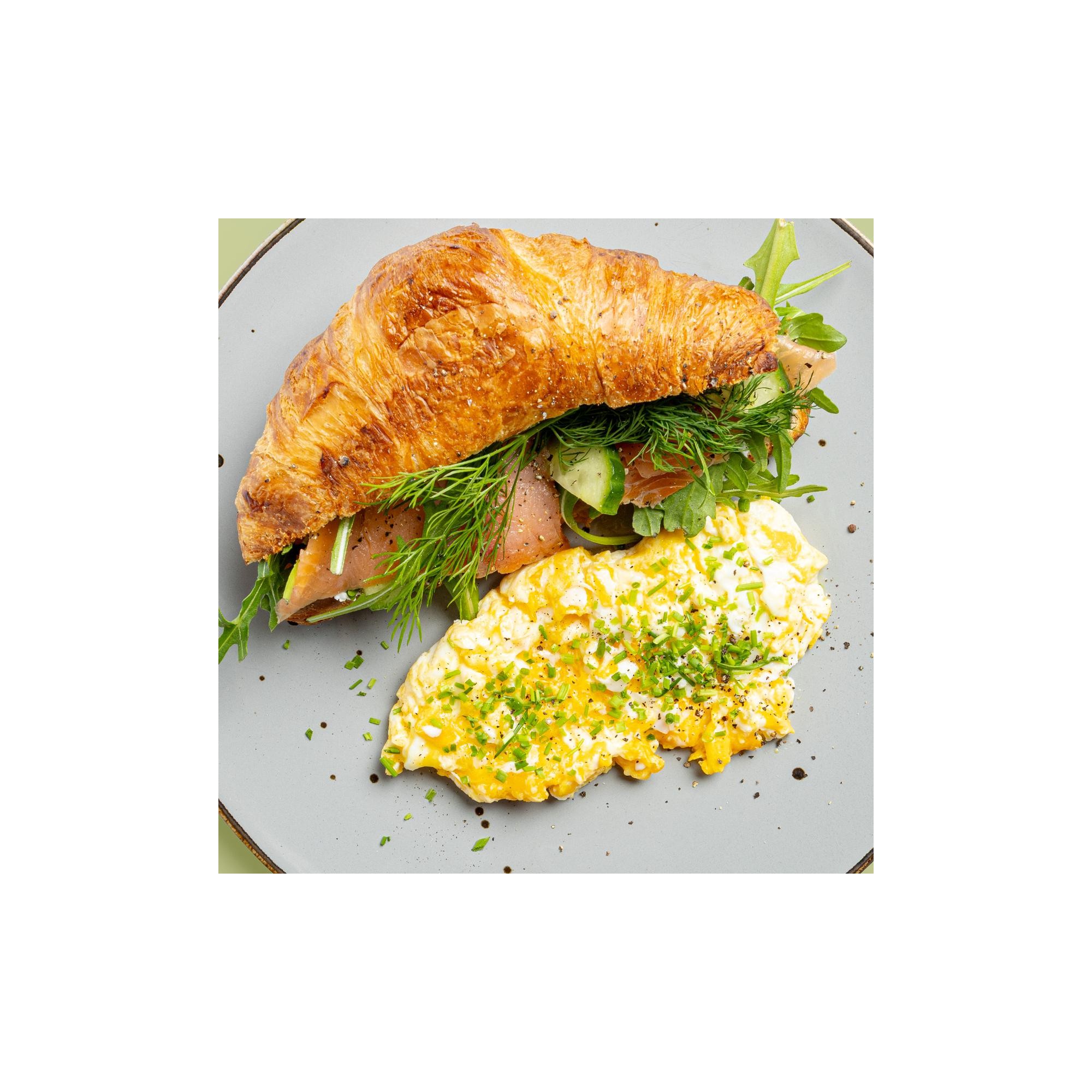 Croissant z wędzonym łososiem