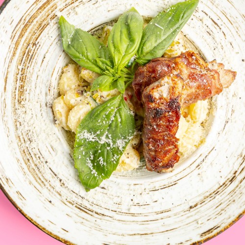 Gnocchi z polędwiczką w sosie śmietanowo kurkowym