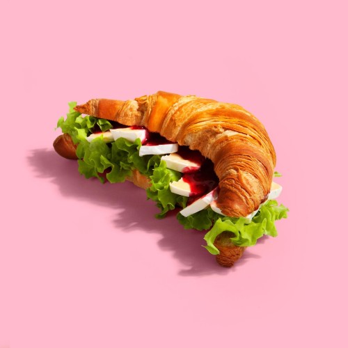 Kanapka croissant z serkiem Camembert i żurawiną