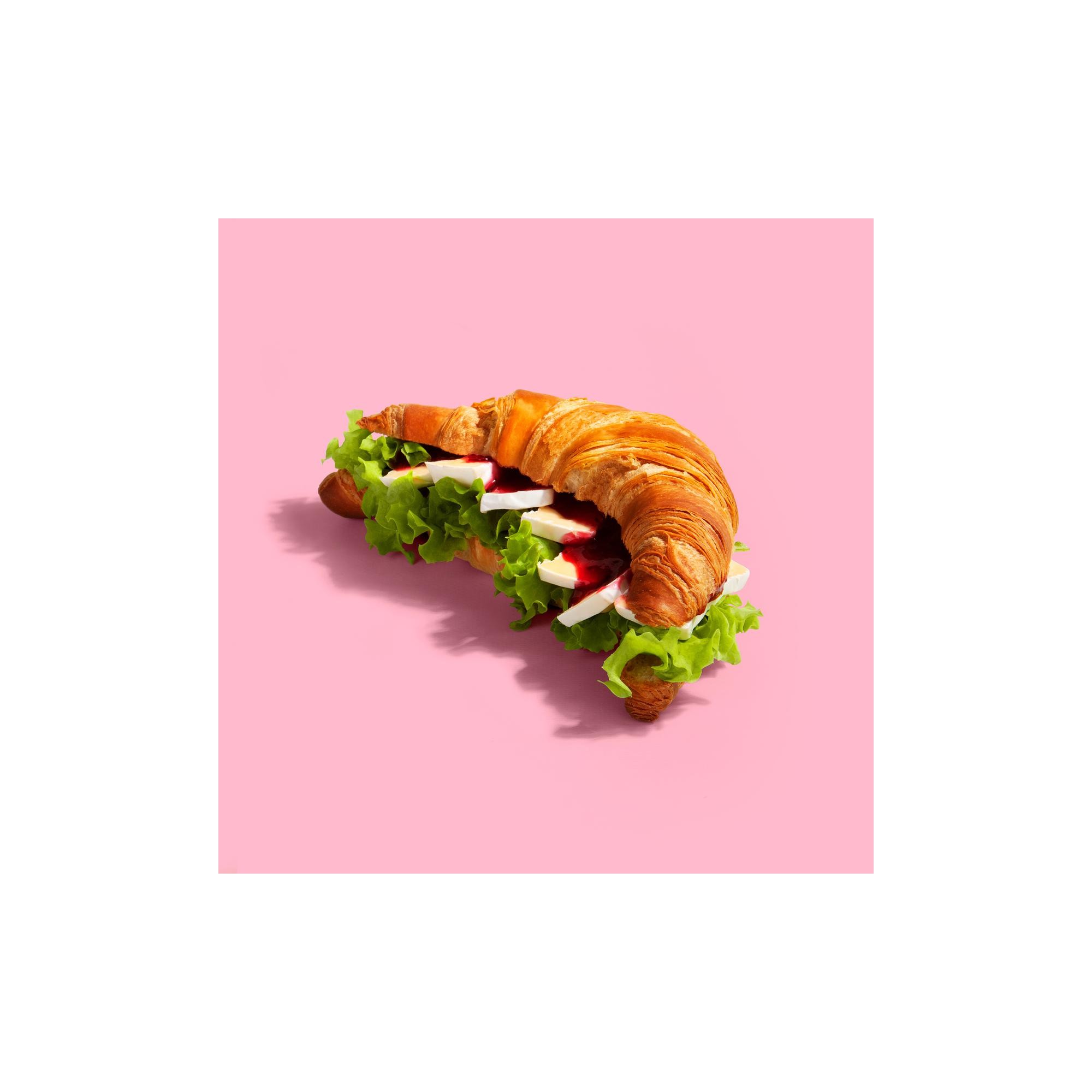Kanapka croissant z serkiem Camembert i żurawiną