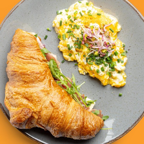 Croissant z camembertem i szynką parmeńską